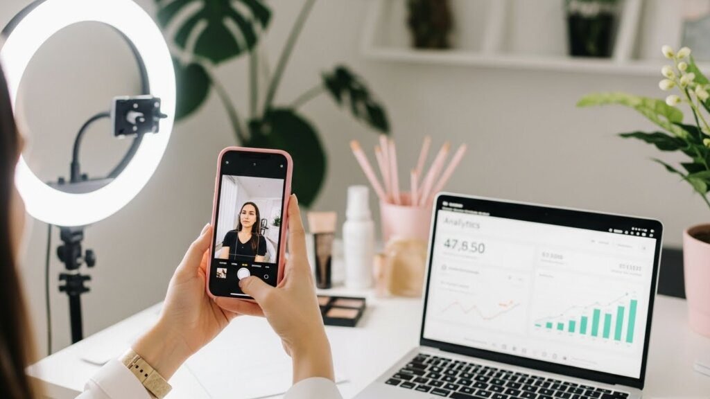 Designer criando conteúdo profissional para Instagram de design de sobrancelhas