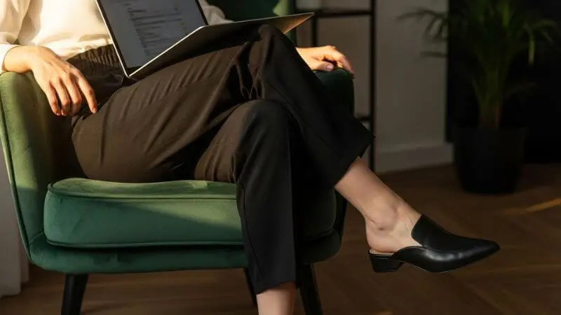 Calça de alfaiataria confortável e mules de couro para look home office.