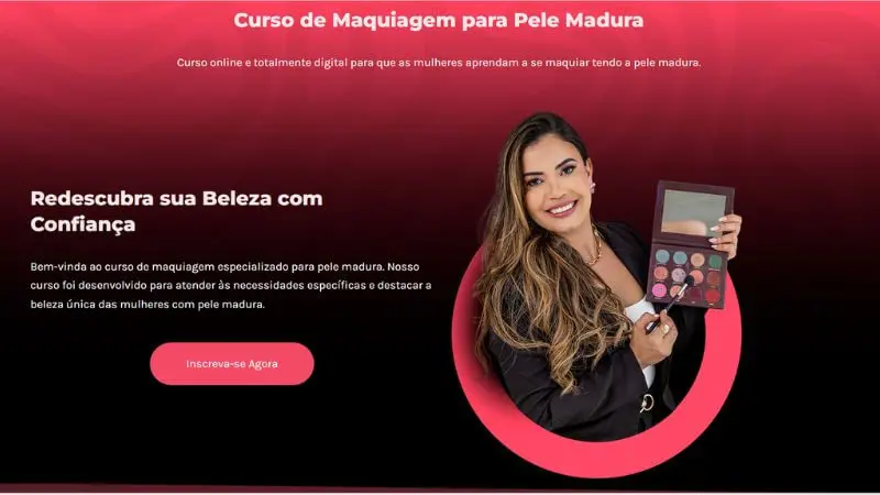 Banner publicitário com fundo em degradê do vermelho escuro ao preto, apresentando o "Curso de Maquiagem para Pele Madura". À direita, dentro de um círculo rosa, uma mulher sorridente com cabelos longos e ondulados segura uma paleta de sombras aberta e um pincel de maquiagem. À esquerda, o texto em destaque diz Redescubra sua Beleza com Confiança", acompanhado por um parágrafo explicativo e um botão rosa vibrante com o comando. "Inscreva-se Agora".