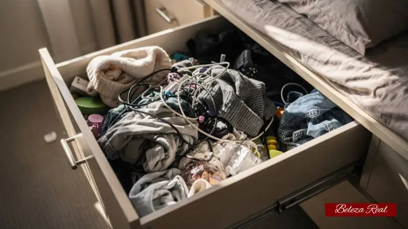 Gaveta desorganizada com roupas amontoadas, exemplo de bagunça que gera estresse